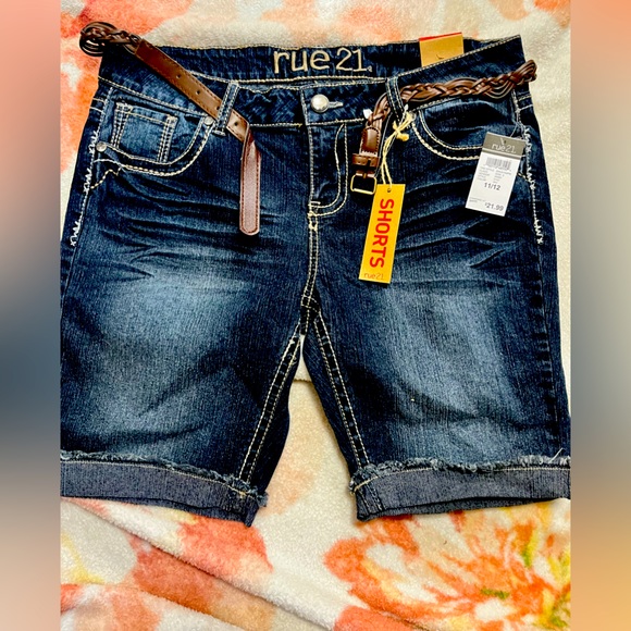 Rue21 NWT blue Jean shorts w/belt size 11/12 - Picture 1 of 2